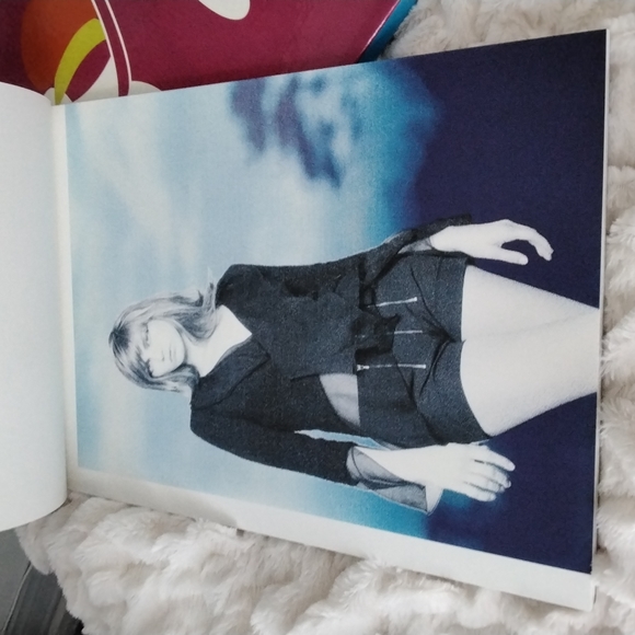 Authentic Chanel book of photos from Spring Collection of 2000 (17" x 12") - Picture 8 of 15
